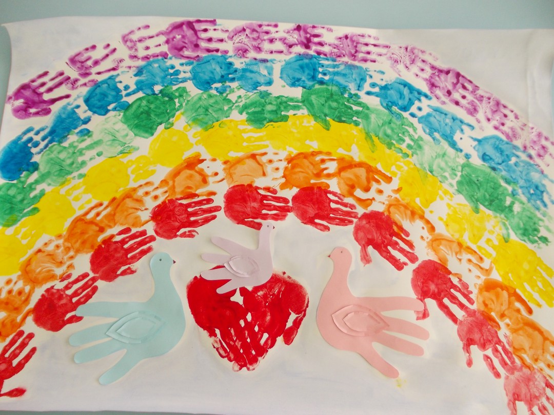 С днем рождения краски жизни. Коллективное рисование с детьми. Коллективная творческая работа. Рисование красками для детей. Руки для рисования.